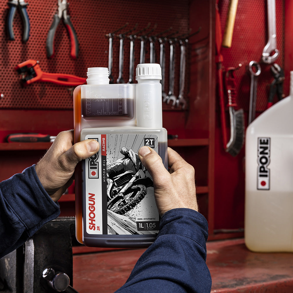 IPONE SHOGUN 2R 100% Synthetic 2T Oil - measuring canister